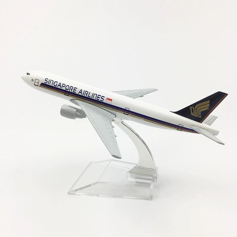 1/400 Scale Miniature Airplanes 16cm B747 Singapore Airways Alloy Metal Diecast with Landing Gear Simulation Plane Toy Model Aircraft