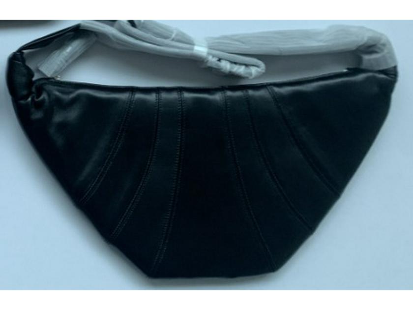 Skórzana torebka na ramię typu croissant: Elegancki neutralny design, unikalny styl listonosza