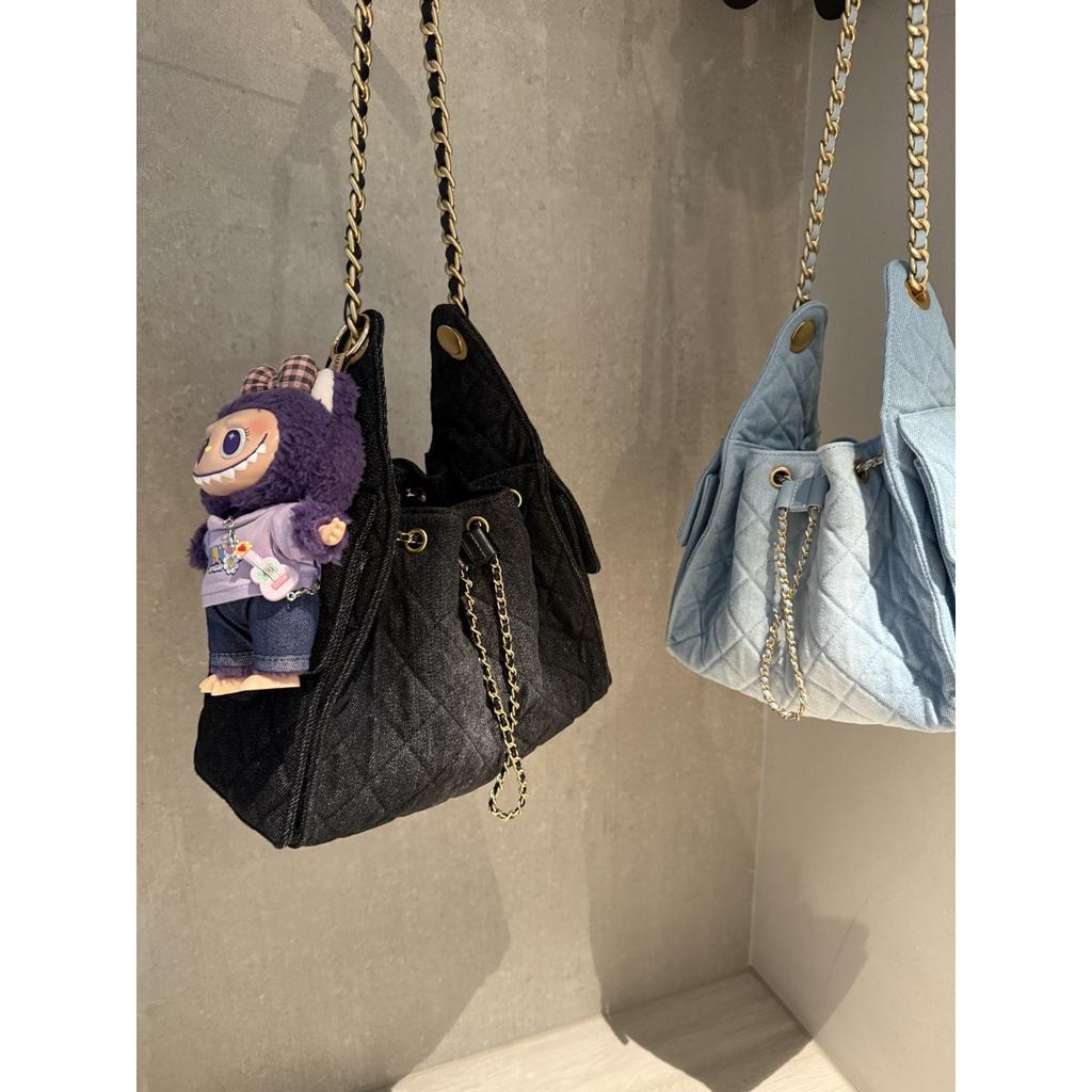 2025 Nová vůně Džínová taška Hobo s stahovací šňůrkou pod paži Vintage neformální Diamantový kostkovaný řetízkový ruční taška Taška přes rameno