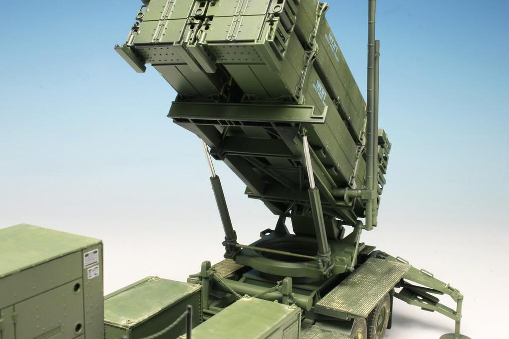 PLATZ Dragon 1/35 Scale American MIM-104F Patriot SAM PAC-3 M901 Launcher with Etched Parts, Plastic Model Kit, BL3563SP (Military Vehicle)