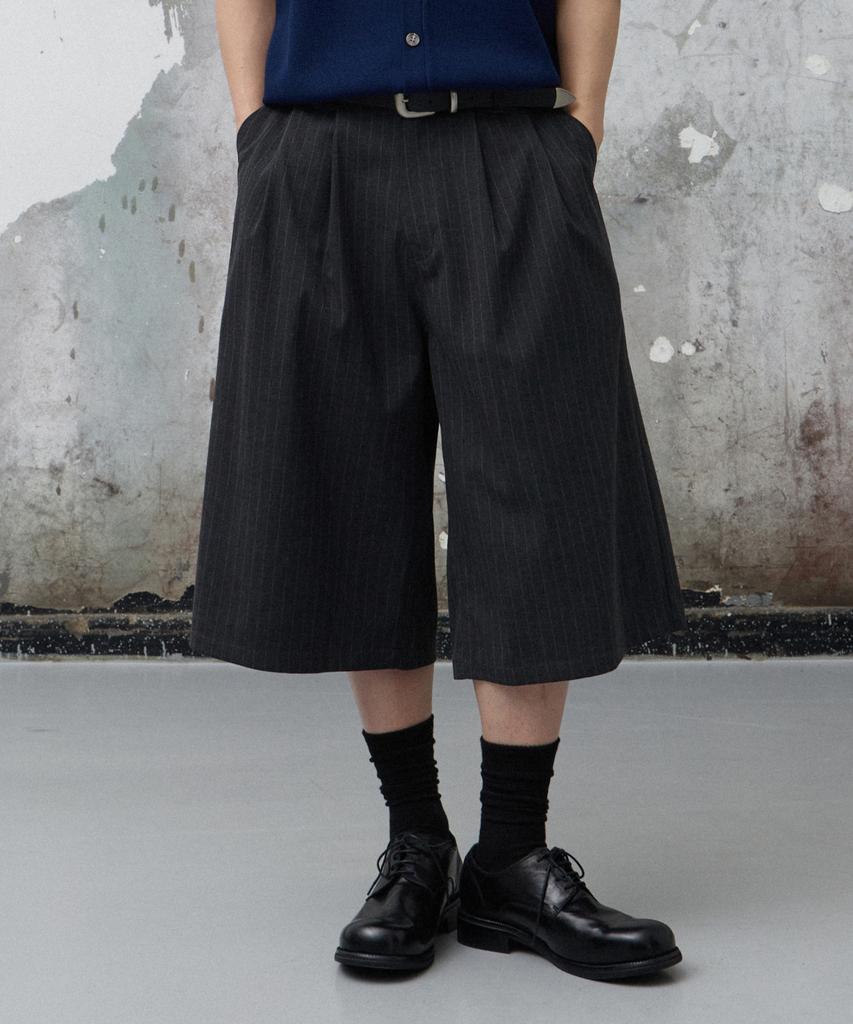 Age O.D. Double-Pleated Bermuda Slacks [Charcoal Stripe]
