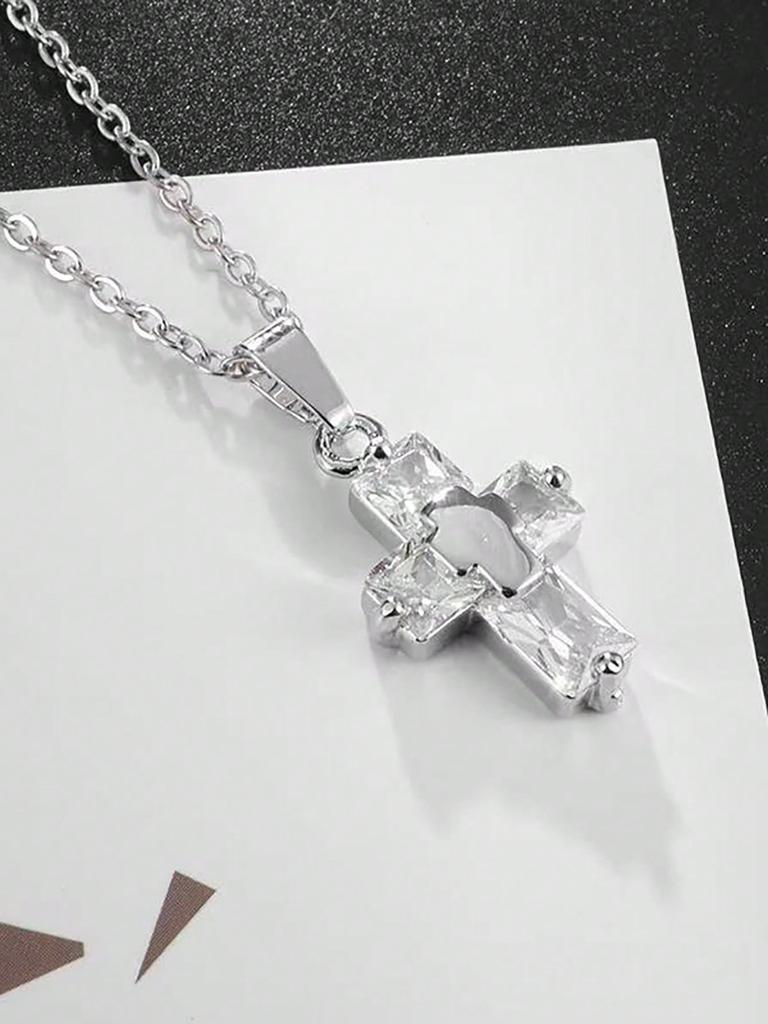 Naszyjnik z zawieszką w kształcie krzyża nadaje się do noszenia na co dzień i jako prezent.