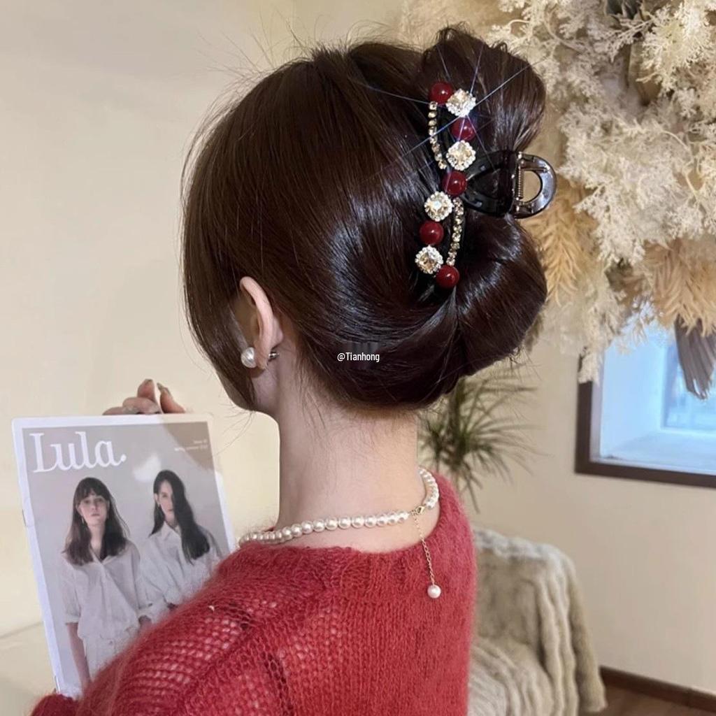 Elegancki Czerwony Rekin z Cyrkoniami i Koralikami do Włosów - Błyszczący Dodatek na Sylwestra