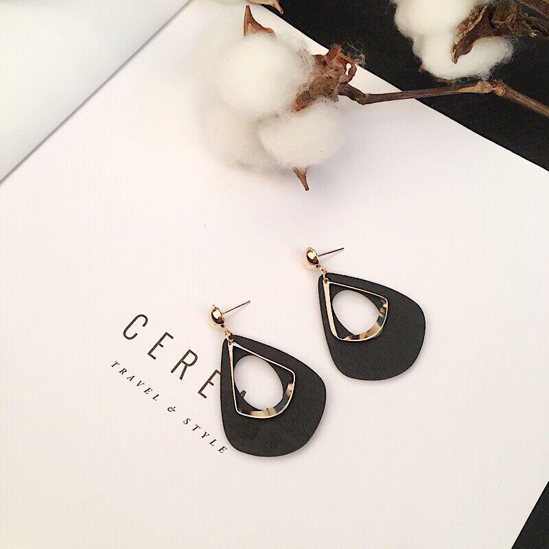 Elegant Retro Korean Wooden Earrings for Women – Versatile Autumn/Winter Long Studs
