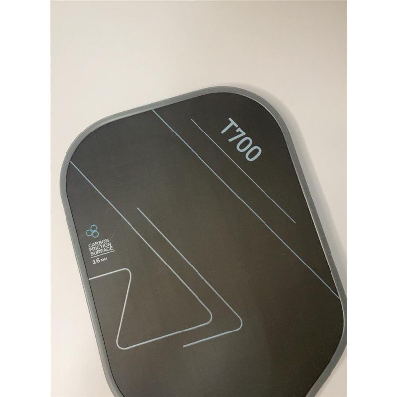 Pickleball raketi T700 karbon fiber, 16mm kalınlık, karbon fiber dokulu mat yüzey, iyi oyun hissi, acemi oyuncular için uygundur