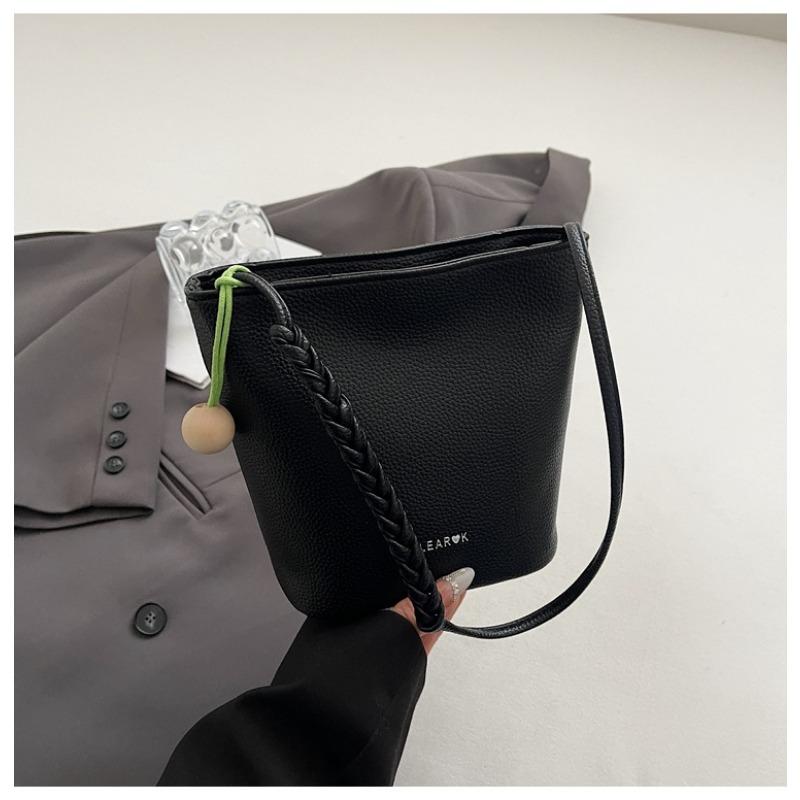 New large-capacity sense retro versatile bucket bag women's fashion shoulder work commuter messenger bag bag
