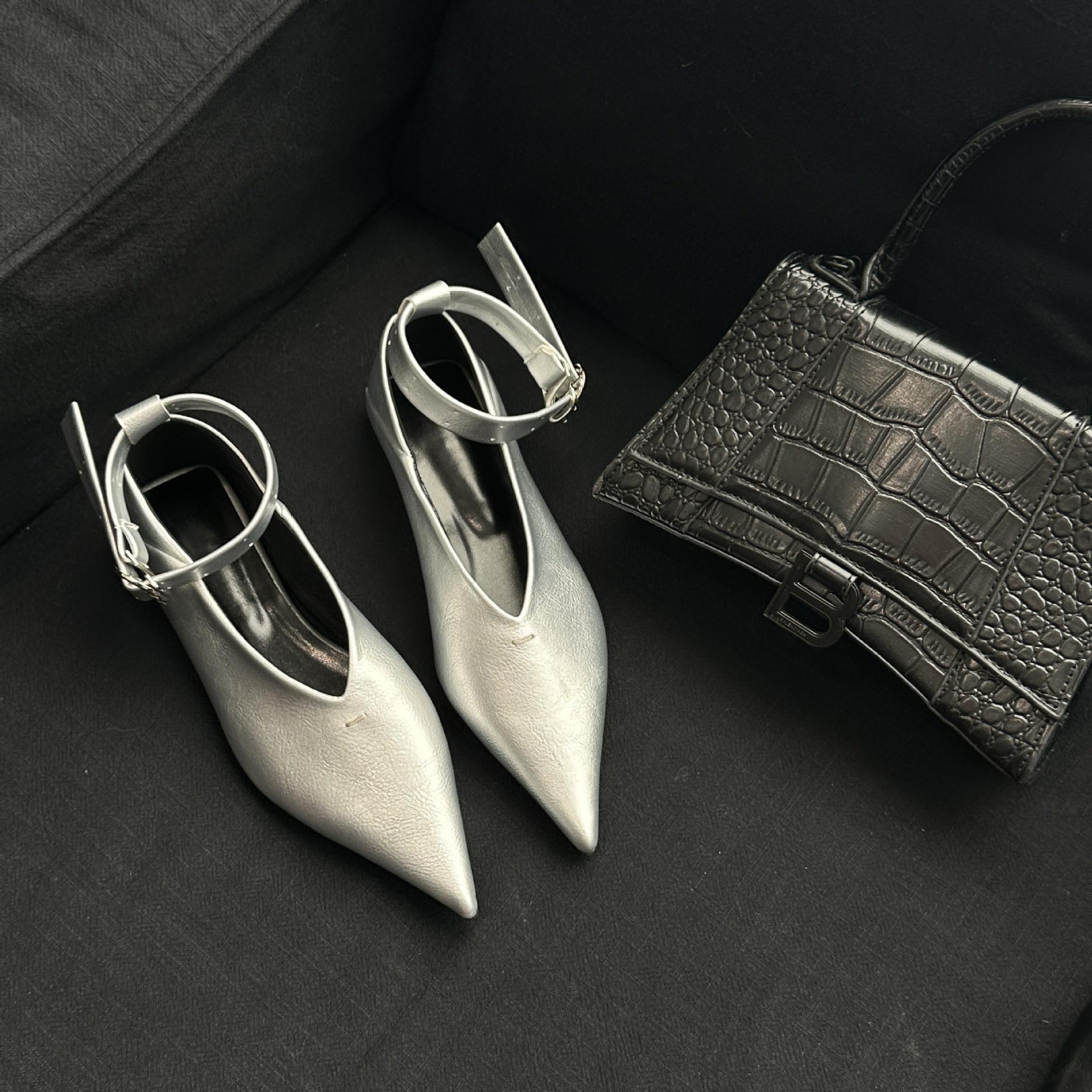 

Сексуальные туфли на плоской подошве из мягкой кожи с острым носком для женщин, осенние туфли с металлической пряжкой на щиколотке, элегантные туфли на плоской подошве 39 серебряный