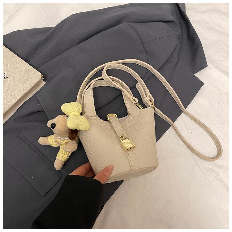 Today's Popular Bags Are Women's New Fashion and High-end Single Shoulder Messenger Bags, Portable Bucket Bags.