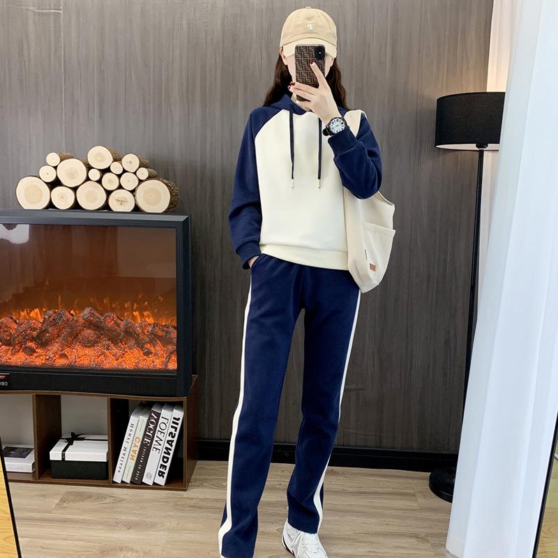 

Женский спортивный костюм с капюшоном 2025 года: Стильный, свободный, с длинными рукавами, комплект из двух предметов для весны и осени. 4XL (155-170 jin)