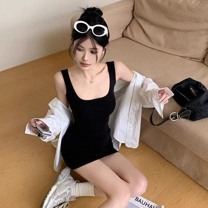 Mori style black U-neck vest dress, high-end summer new temperament, waist and thin hip skirt, short skirt.
