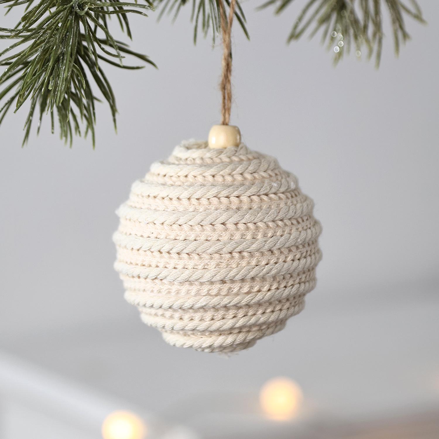

Елочные украшения ручной работы: Плетеные подвески в виде рождественских шаров для праздничной атмосферы