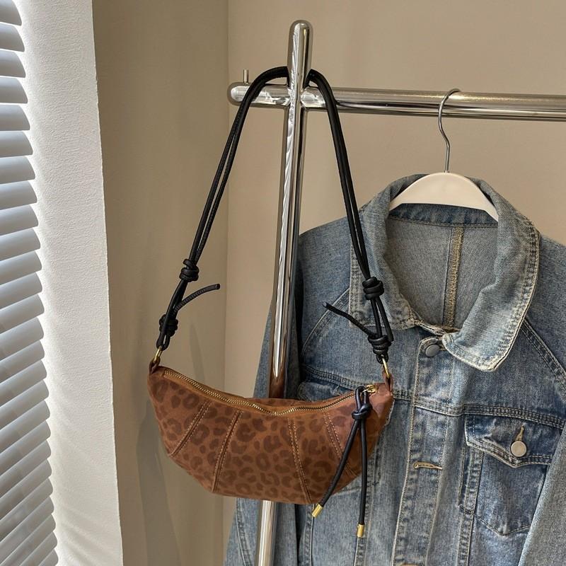 Trendy Street Style Medium-sized Shoulder Bag With Elegant Stitching Details коричневый