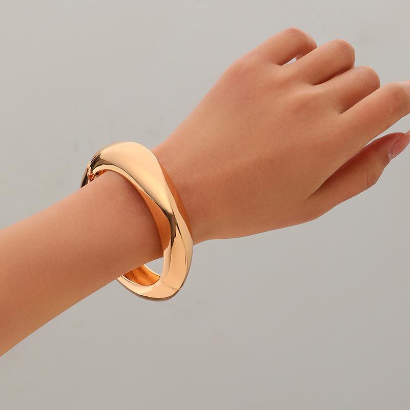 Simple and Personality Exaggerated Wide Edge Hollow Spring Alloy Bracelet Business Temperament Bracelet