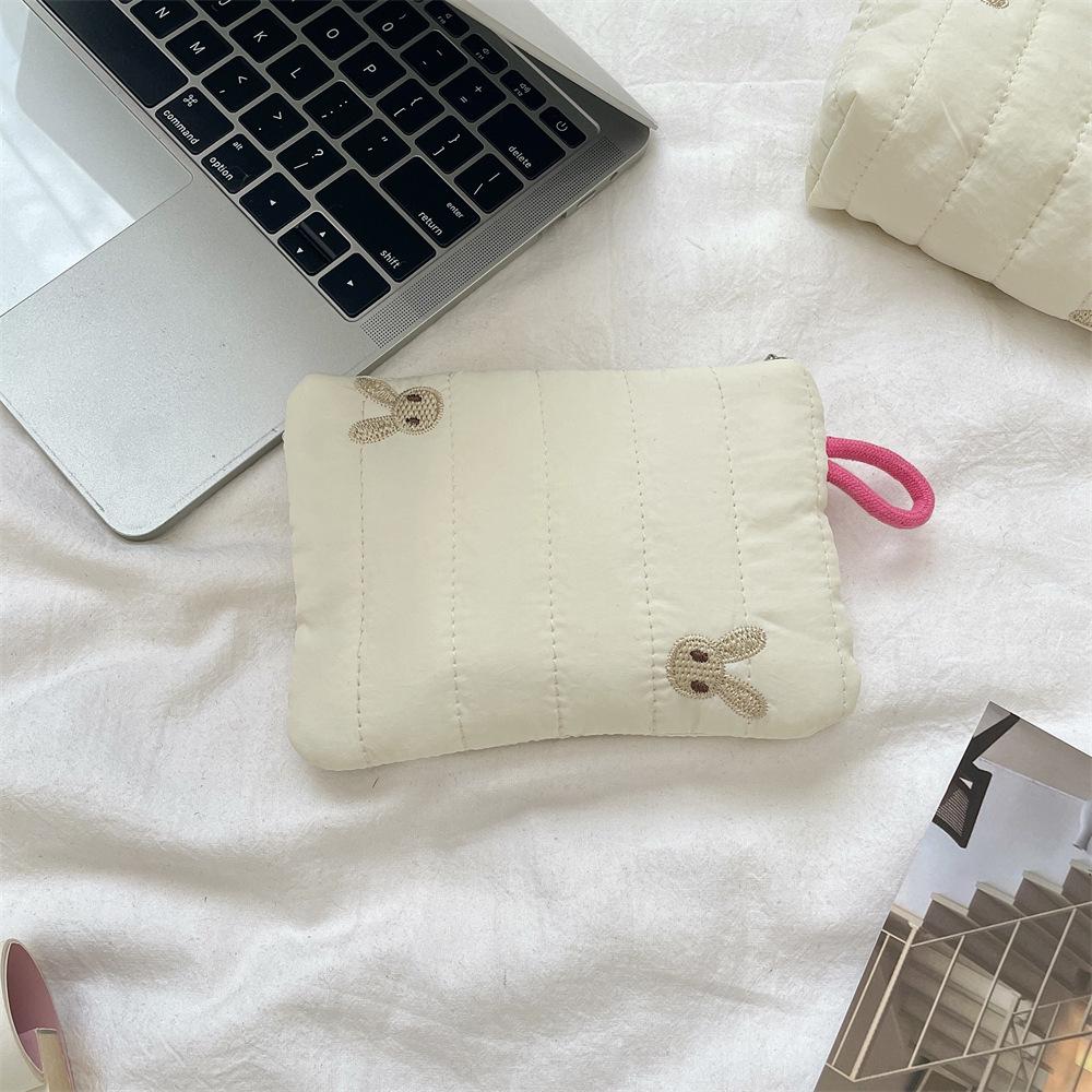 Sac de Rangement Matelassé Lapin Brodé Doux et Mignon - Grande Capacité Sac à Maquillage et Papeterie Étudiante