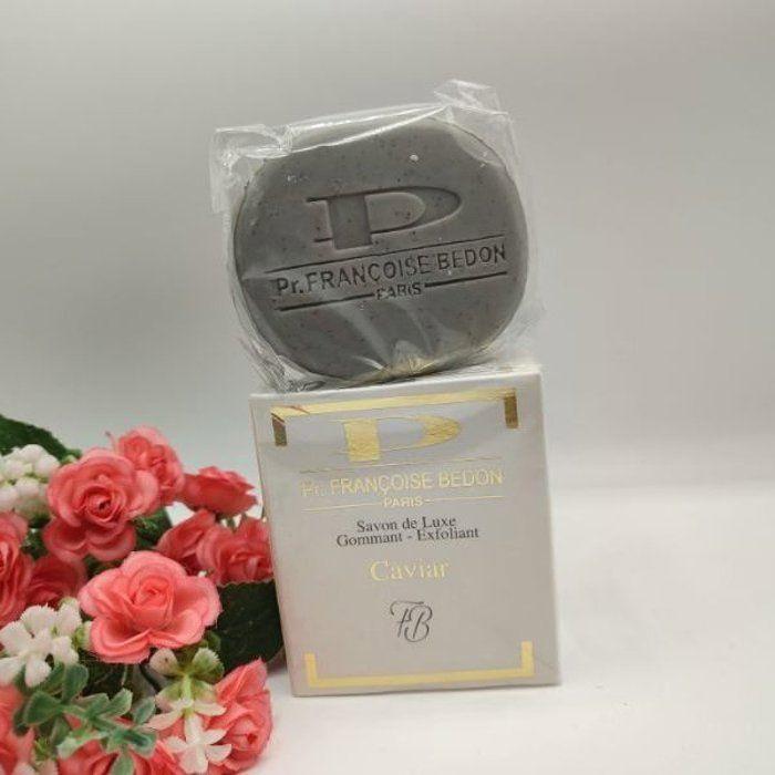 Le Savon Françoise Bedon de la gamme Caviar est riche en particules exfoliantes, nettoie et purifie la peau des imperfections.