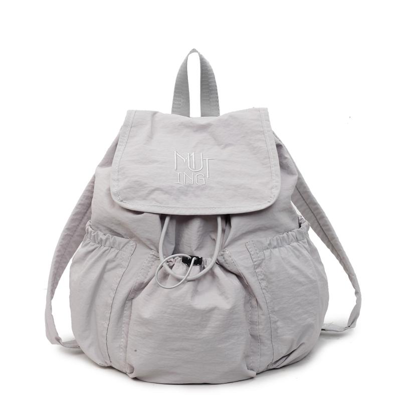 

Легкая дорожная сумка для поездок на работу в корейском стиле, модный рюкзак-мешок с откидным клапаном на шнурке, новинка лета 2025, повседневный, легко сочетающийся рюкзак серый