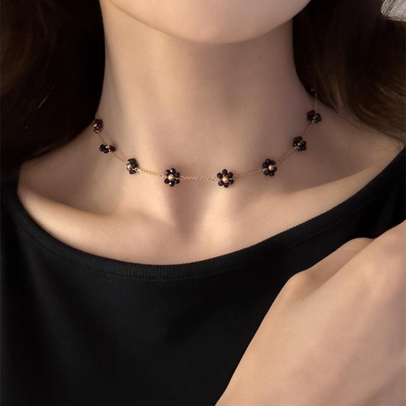 Crystal beaded flower necklace simple fashion sweet cool style collarbone chain design sense niche neck chain women
