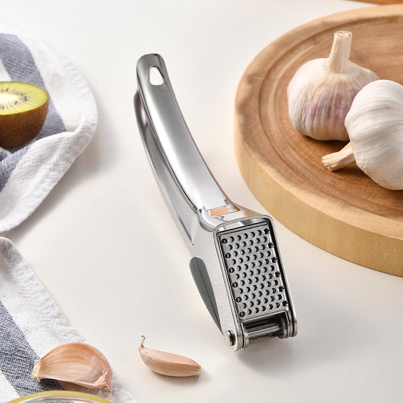 Stainless Steel Garlic Press Crusher Kitchen Tool Garlic Mincer with Ergonomic Handle for Easy Crushing and Mashing Garlic Cloves