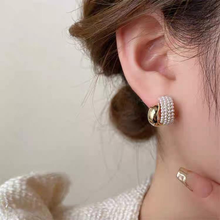 Elegante Ohrclips mit Perlen-Metallbogen – Herbstkollektion 2024, kein Piercing erforderlich.