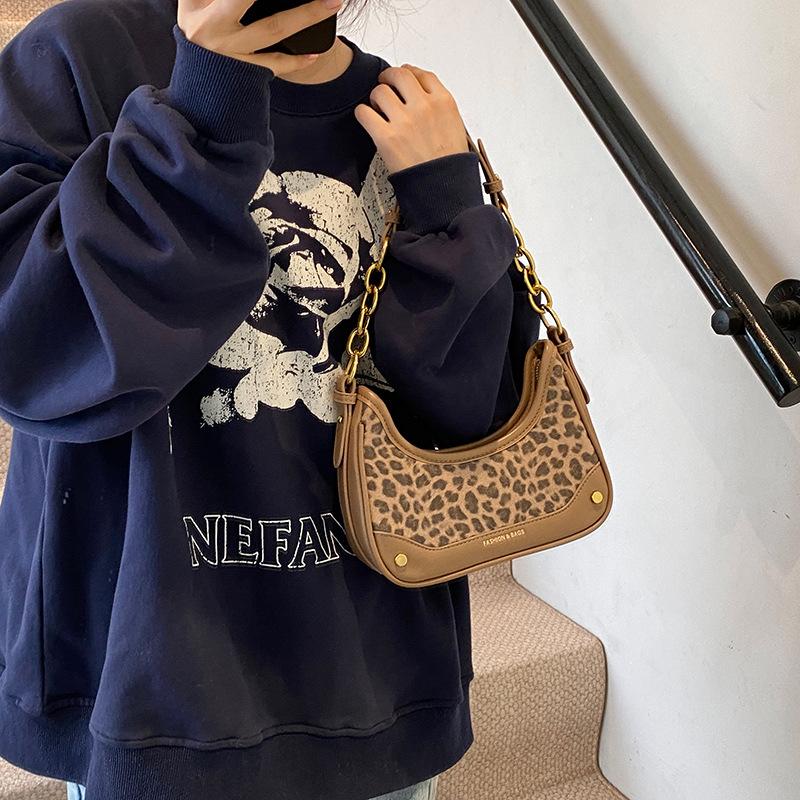 

Niche high-end underarm small square bag 2025 new autumn fashion shoulder bag light luxury versatile messenger bag 23*7.5*18 хакі