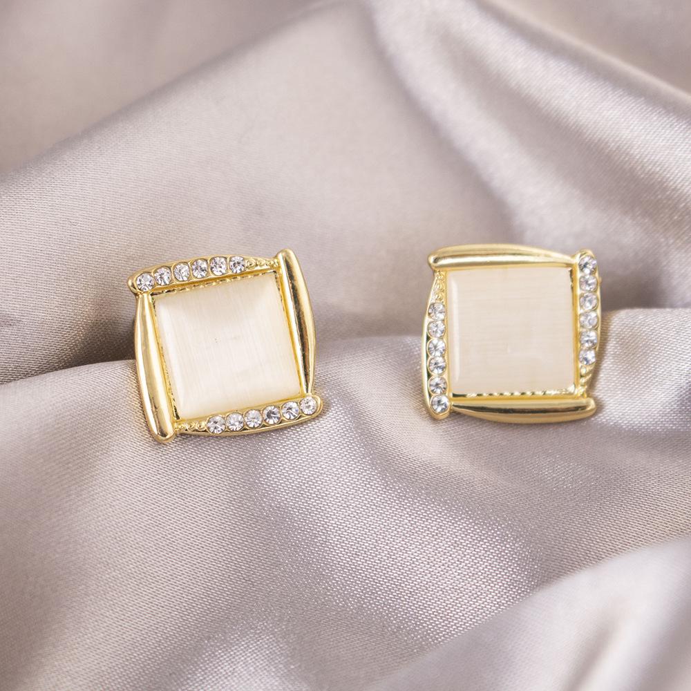 Brincos de pressão triangulares elegantes para orelhas não furadas - Versáteis e com um toque de luxo leve para o uso diário.