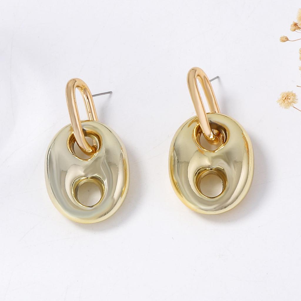 The CCB pig nose pendant earrings exude a sense of light luxury and high-end elegance. The design is unique and versatile for women