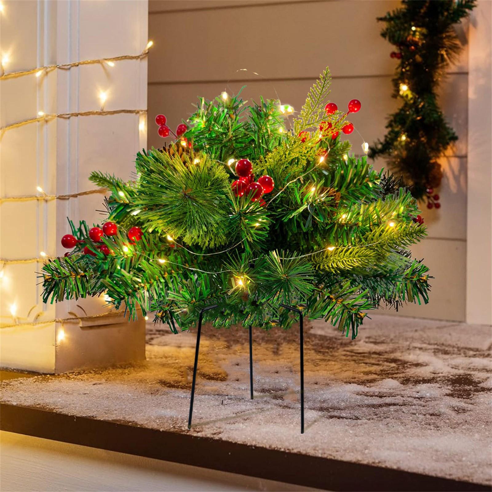 

Уличная имитация двора, украшенного светящимися иголками и красным One Size