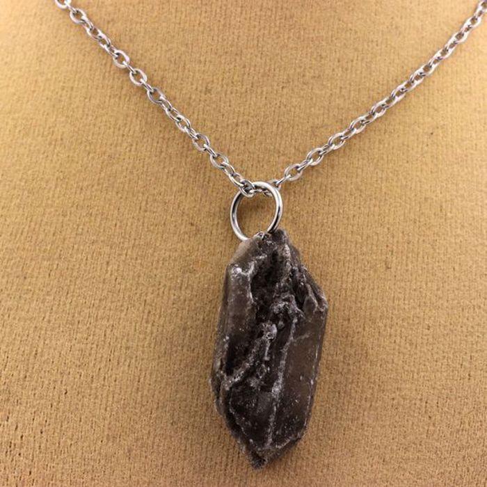 Pierres et Minéraux. Collier Gypse brut. 20.10 ct. Marcieu, Isère, France.