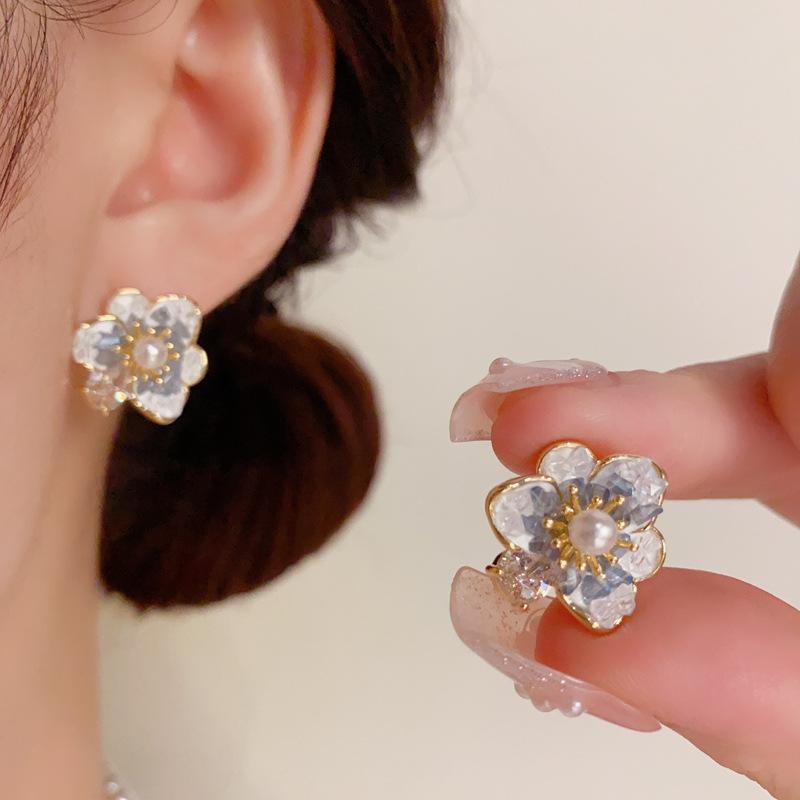 Women s Simple Exquisite Fashionable Versatile Flower Earrings 1 pair