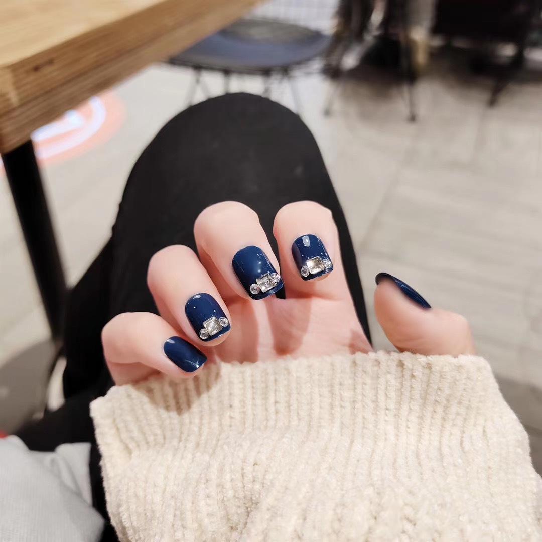 

Короткие многоразовые накладные ногти цвета моранди, серо-голубые, с акцентом из страз, для студентов