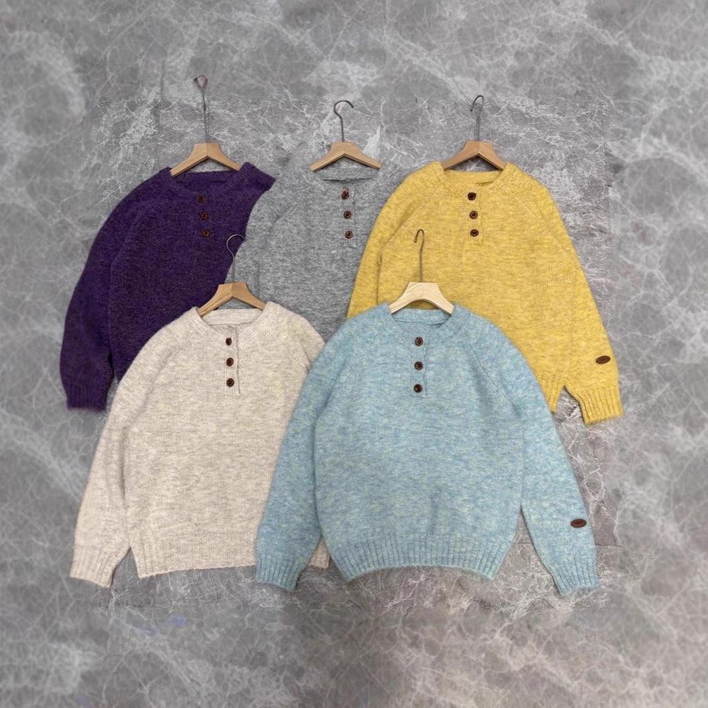 Sweter damski z miękkiej dzianiny koreańskiej z okrągłym dekoltem i częściowym rozpięciem - Przytulny styl jesienno-zimowy