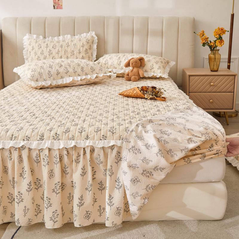 Lace Ruffle Edge Printed Bed Skirt Flower Pattern Quilted Thickened Bed Cover Three Piece Non Slip Dustproof Bedding Set