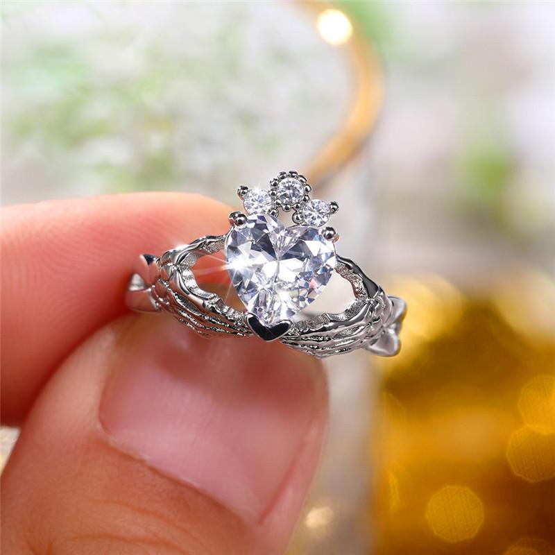 New Crystal Heart Cubic Zirconia Hands Love Rings for Women Stylish Proposal Engagement Jewelry Unique Design Female Rings