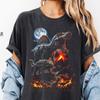 Vintage Dinosaurier Vulkan Ausbruch T-Shirt. Retro Jurassic Dino Grafik-T-Shirt. Y2K 90er Stil Prähistorische Landschaftskunst. Ausgewaschen Übertrieben