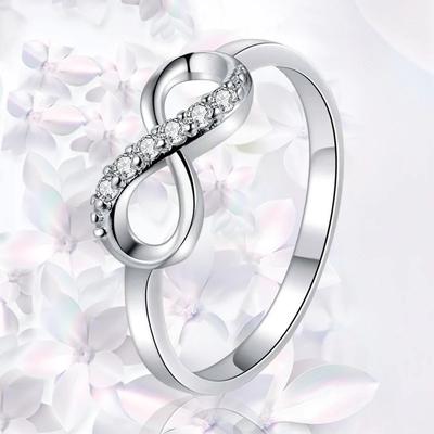 Mode HipHop Party Hochzeitsgeschenk Kreativer Kristall Verdrehter Unendlichkeits-Ehering für Frauen Statement Schmuck Geschenk