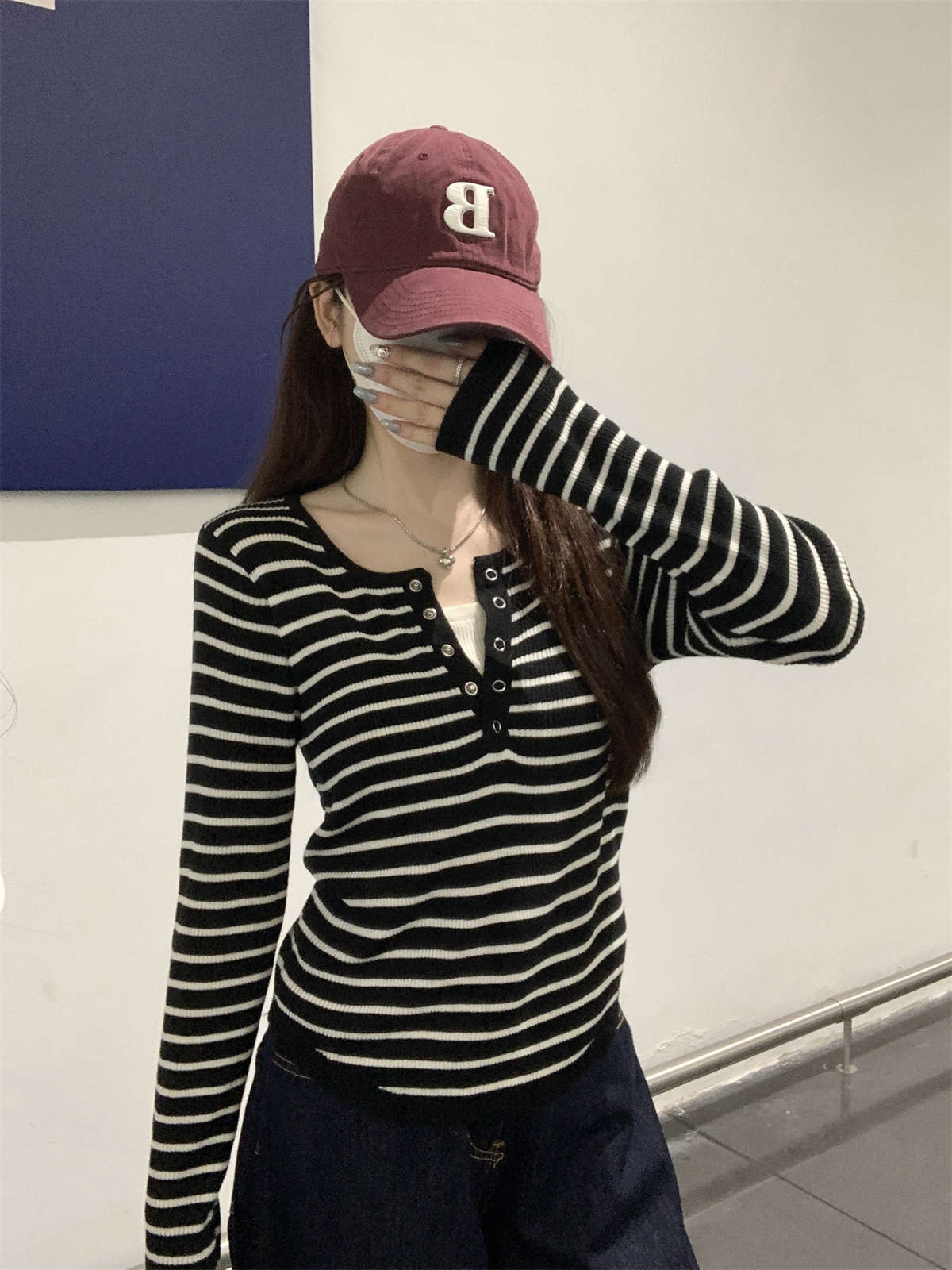 

Design sense contrasting color striped knitted sweater women s spring and autumn semi-open neck nail buckle niche fake two-piece sweater backing top L