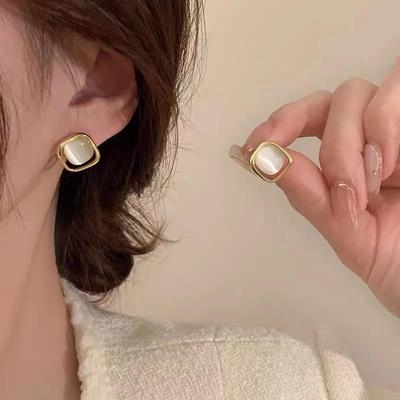 Cat's Eye Gold Stud Earrings – Versatile, High-End Fashion Ear Clips for Women