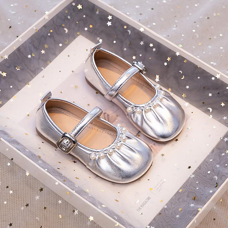 

Милые туфли принцессы с жемчугом для девочек 2025 весенне-осенние туфли детские туфли для выступлений модные серебристые кожаные туфли для девочек 26-30 yards, 5 pairs in one hand серебряный