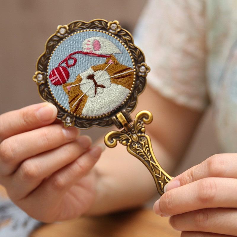 DIY Retro Výšivkový Skládací Kosmetický Zrcátko Kit: Roztomilý starobylý styl vhodný pro začátečníky