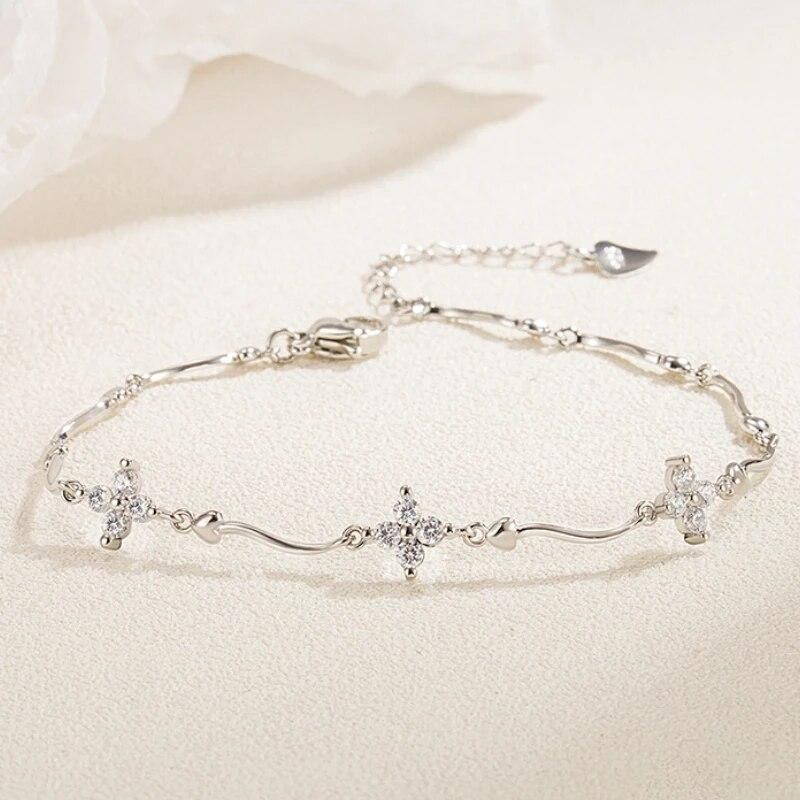 

ANENJERY Блискучий циркон із чотирма листочками та квітковим ланцюгом, браслет, легкий розкішний дизайн для жінок, ніша, простий дизайн, вечірні прикраси, подарунки About 22cm срібний