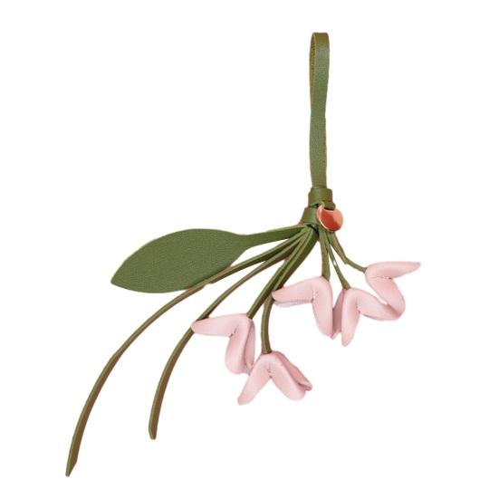

Кулон-квітка зі штучної шкіри Квіти та листя Брелок-підвіска Шарм для рюкзака Квіткова прикраса для жінок Дівчат Гаманець Сумка світло-рожевий колір