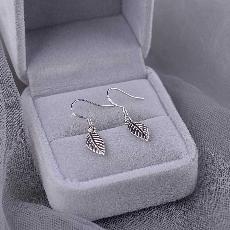 Exquisite Leaf Earrings for Women – Fresh, Sweet, Fashionable, and Individually Trendy Light-Luxury Accessories.