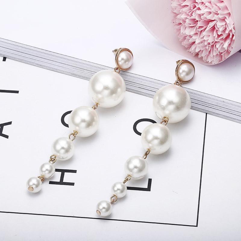 Orecchini lunghi moderni ed eleganti Orecchini pendenti con personalità a catena con perle d'imitazione