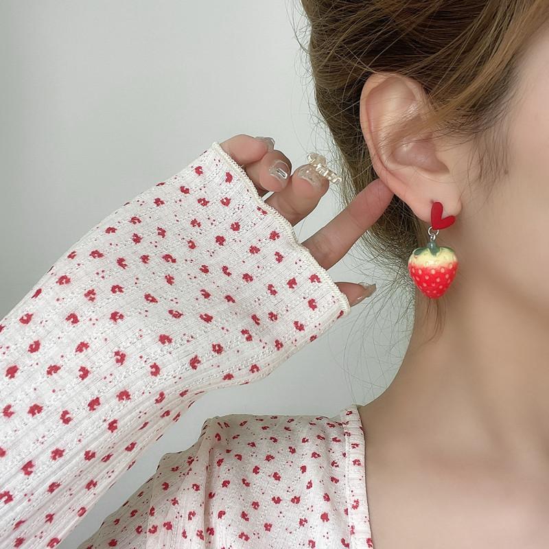 

Sweet girly heart cute red strawberry earrings earrings Korean temperament cartoon fruit earrings earrings female