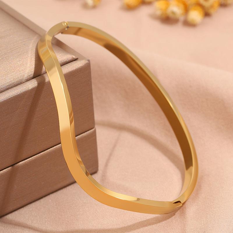 Hot-selling titanium steel bracelet, girls' high-end sense of fashion, popular light luxury in Europe and the United States, Gypsy star love diamond