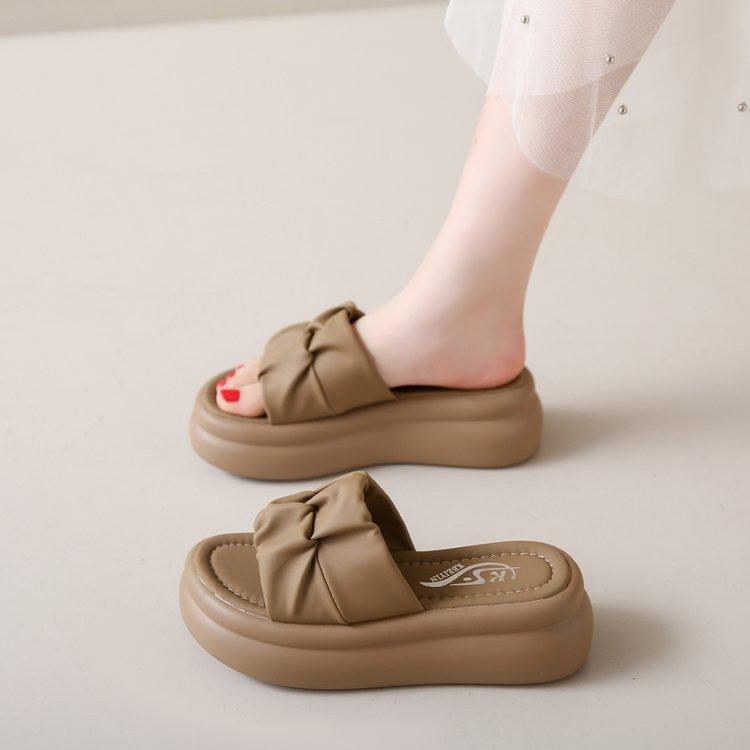 Thick-soled cool slippers for women's summer wear 2025 new fashion high-end beach sandals, non-slip for pregnant women