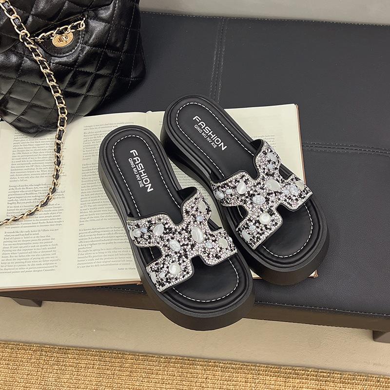 Rhinestone cool slippers women wear in summer 2025 new fairy wind thick bottom with skirt seaside beach one-word drag