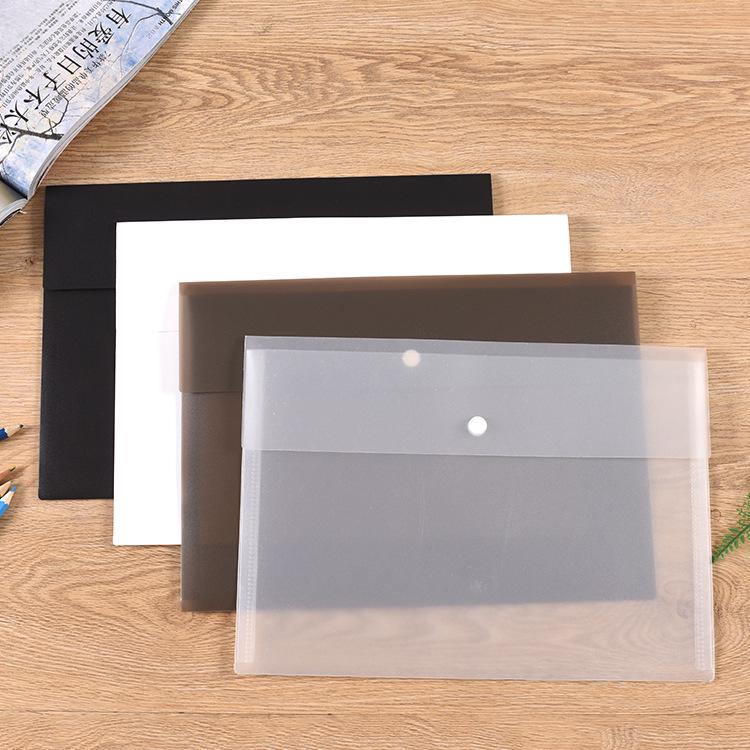 

Минималистичный матовый файл-пакет формата А4 с кнопкой-застежкой и прозрачной пластиковой ручкой Black A4