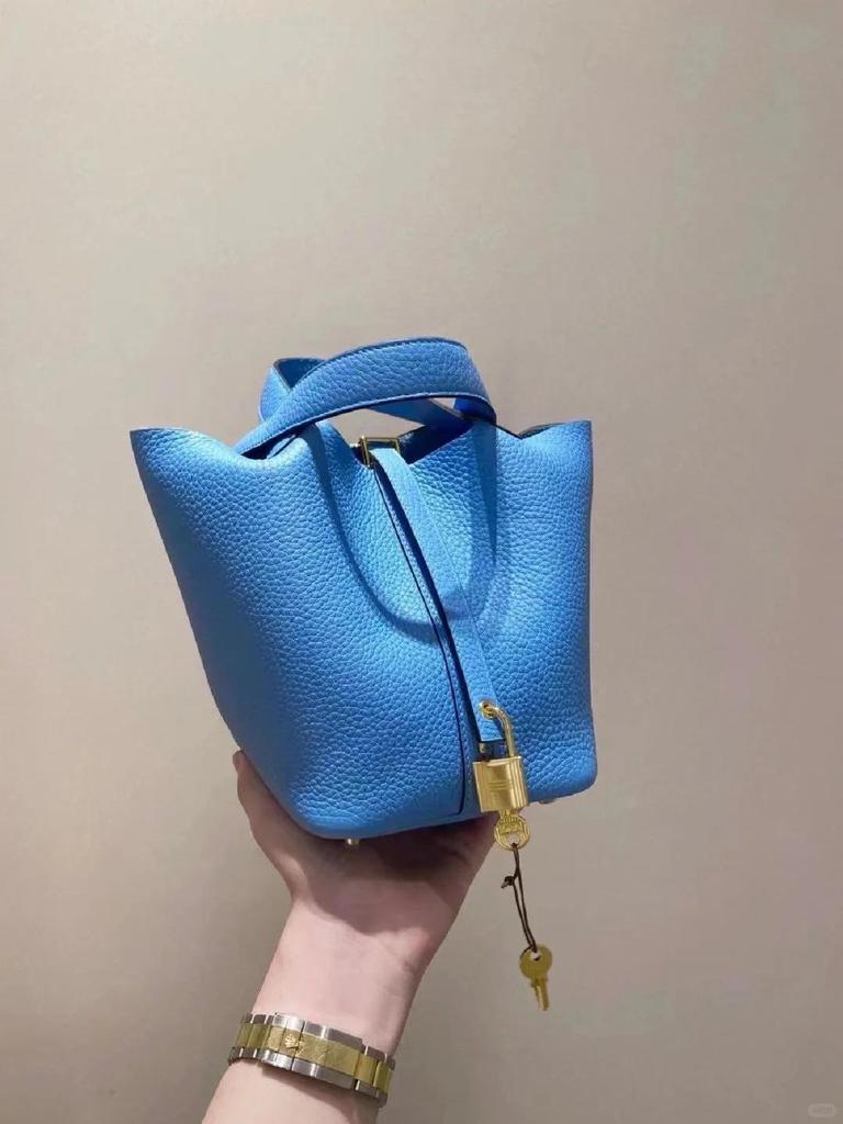 Bolso de Mano para Mujer con Grano de Lichi: Bolso Cubo Versátil, de Alta Gama y de Moda 2025