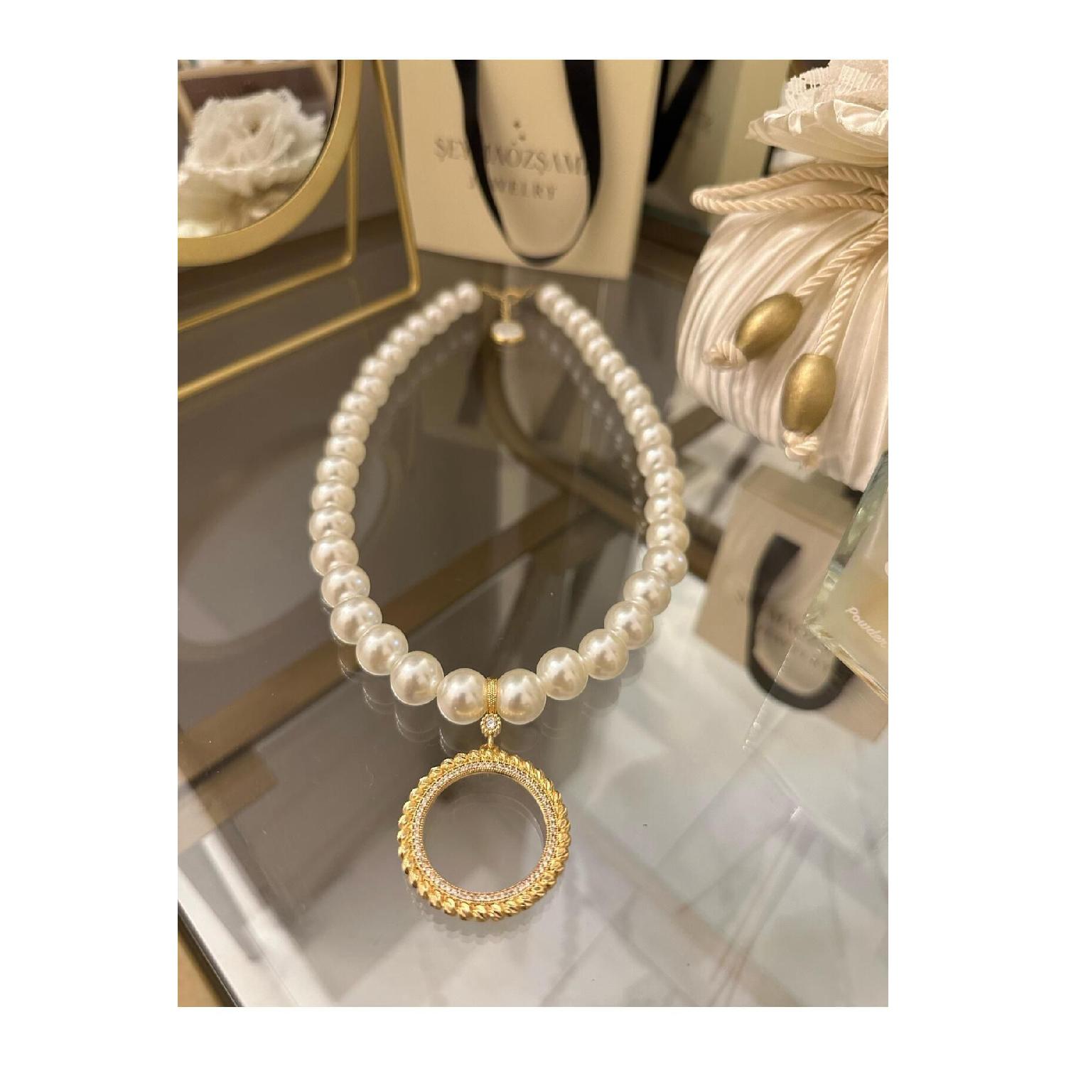 

Dorika Full Gold Frame Pearl Necklace